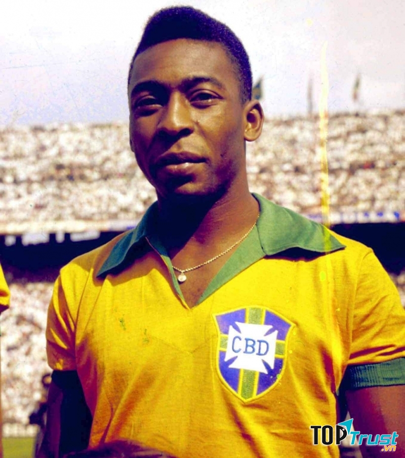 Pelé là một trong những cầu thủ nổi tiếng nhất trong làng túc cầu và còn được gọi với tên Vua bóng đá