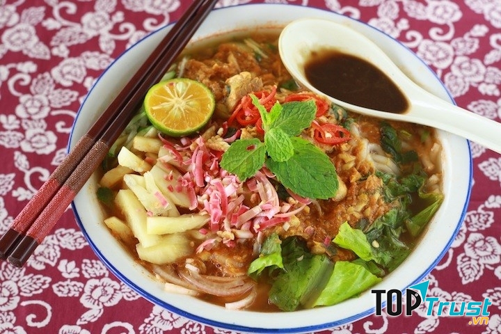 Điểm thú vị là một bát mì Assam Laska chính hiệu thì không thể thiếu vị đặc trưng của mắm tôm
