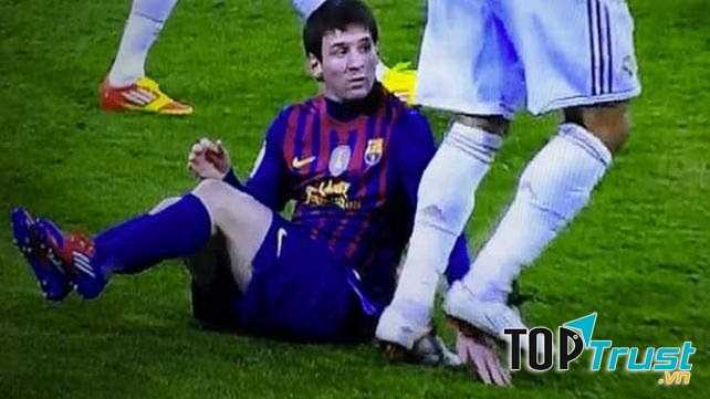 Tình huống chơi xấu cố tình giẫm lên tay Messi của Pepe