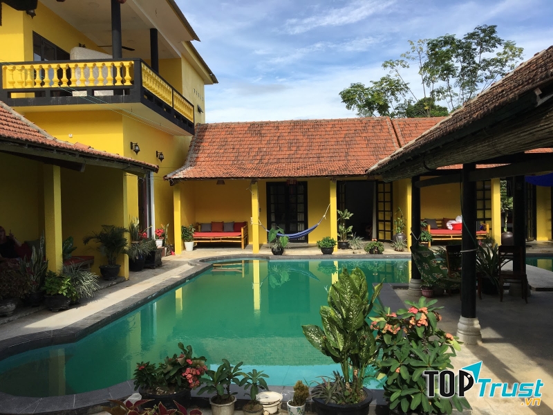 Không mang vẻ đẹp xa hoa, sang trọng như nhiều nơi nghỉ dưỡng khác nhưng homestay chinh phục du khách thập phương bởi những ngôi nhà tường vàng mái ngói