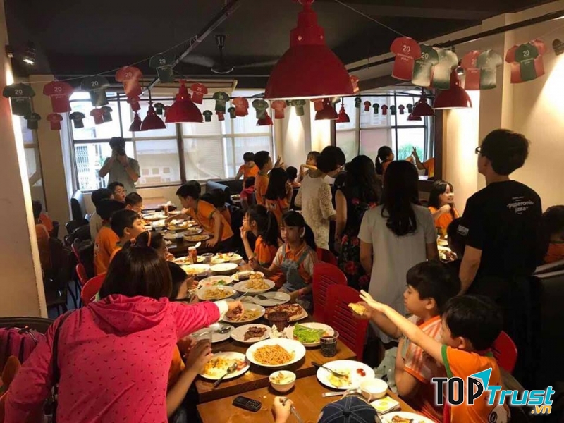 Một bữa tiệc của các em nhỏ trog nhà hàng