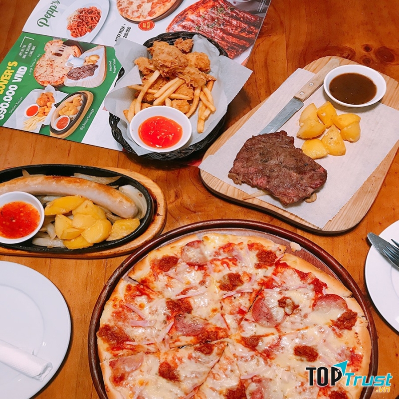 Bánh pizza ngon hấp dẫn tại tiệm