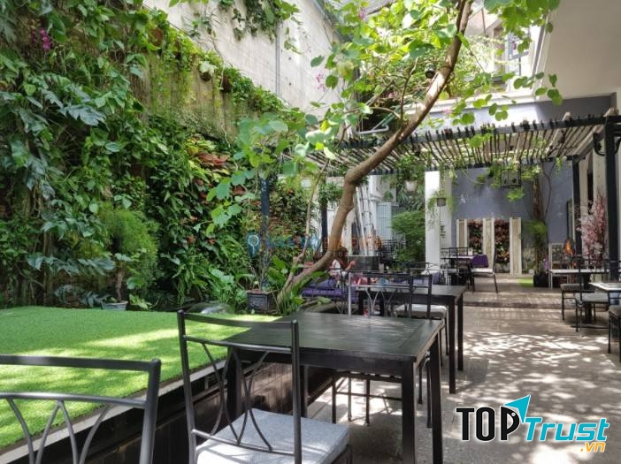 Không gian quán mang phong cách của Pháp khá rõ nét