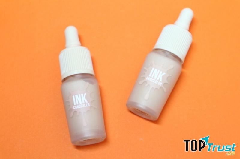 Sản phẩm có 2 tông màu, chất kem đặc nhưng rất dễ tán mịn