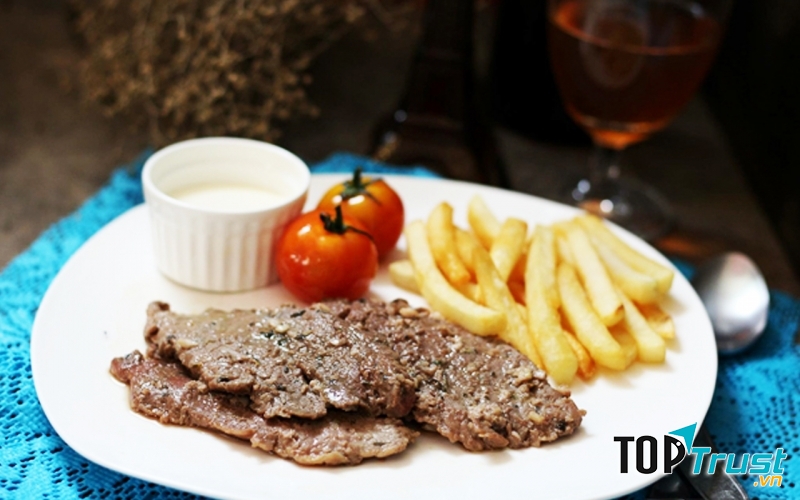 Bò bít tết cùng khoai tây chiên và rượu vang trắng