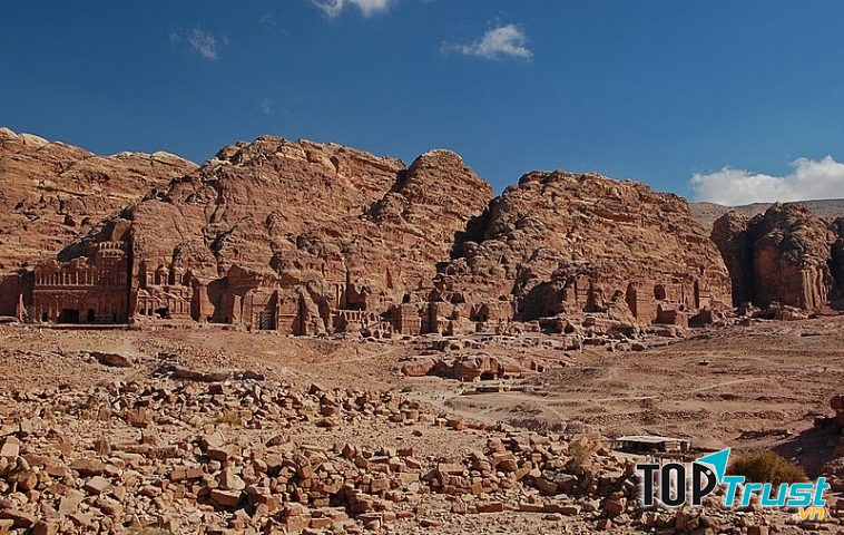 Petra là một thành phố khảo cổ của Jordan