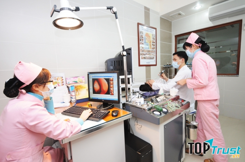 Nhân viên, y tá ở phòng khám có chuyên môn tốt