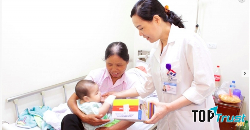 PGS TS Nguyễn Thị Hoài An thăm hỏi bệnh nhân