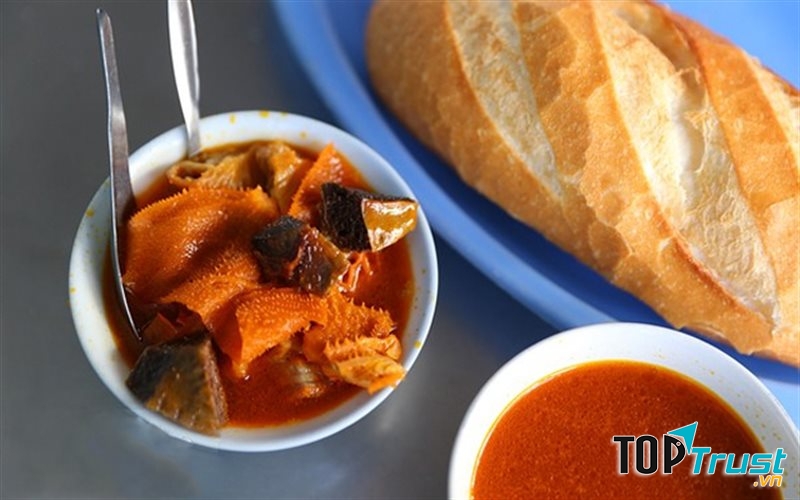 Phá lấu được ăn chung với vắt mì gói hoặc bạn có thể gọi một tô phá lấu bánh mì.