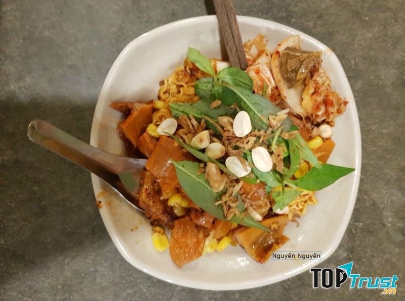 Mì trộn phá lấu kim chi