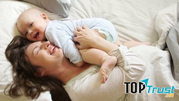 Bố mẹ pha trò hài ước cho bé cười