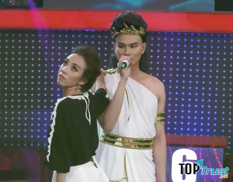 Hình ảnh Thu Trang cùng thí sinh trên sân khấu