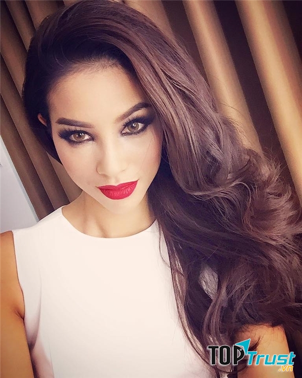 Khuôn mặt của Phạm Hương khá giống những cô gái Châu Âu.