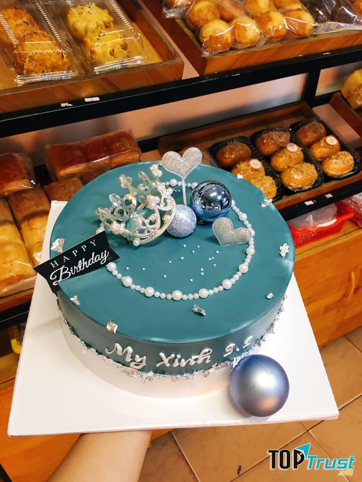 tiệm có sẵn hàng trăm kiểu trang trí đẹp mắt và sáng tạo, có nhận đặt bánh theo sở thích của khách hàng.