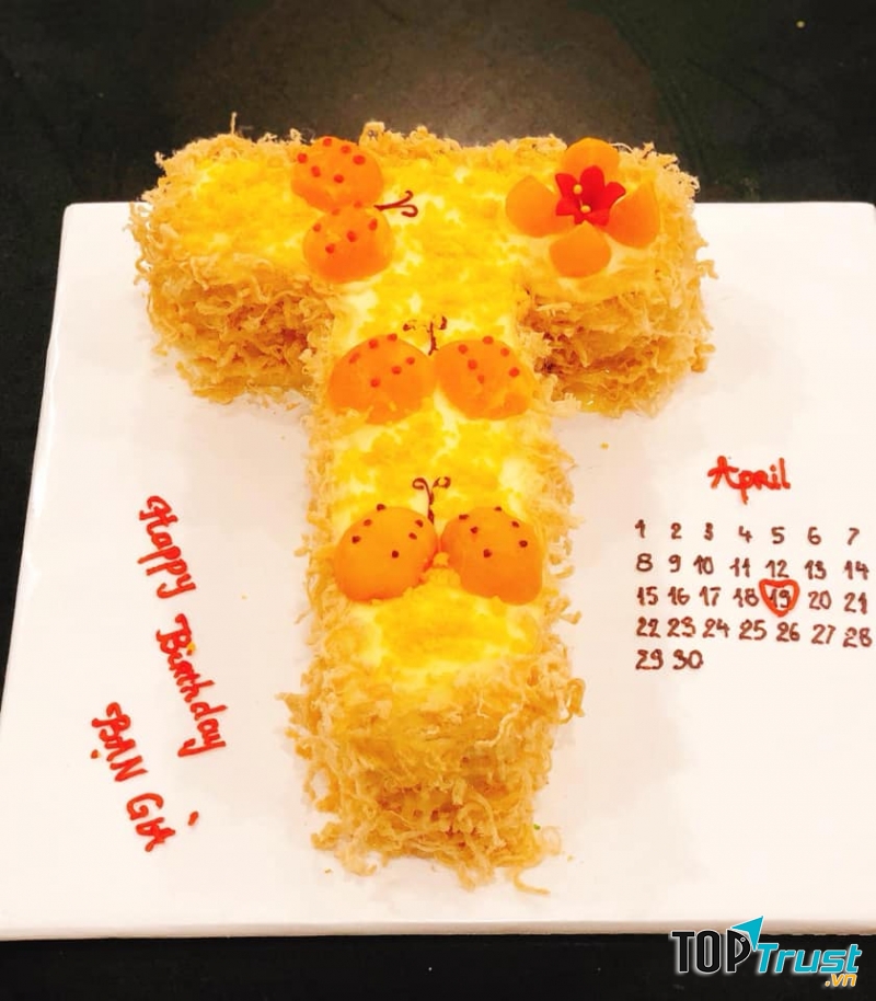 Ngoài bánh kem còn có cả bông lan trứng muối cho khách lựa chọn