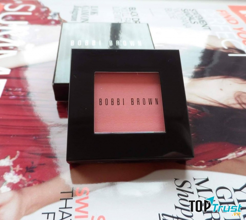 Bobbi Brown Shimmer Blush là sản phẩm giúp bạn sở hữu gương mặt hồng hào, khỏe mạnh, giúp che đi những khuyết điểm để gương mặt thanh thoát hơn.