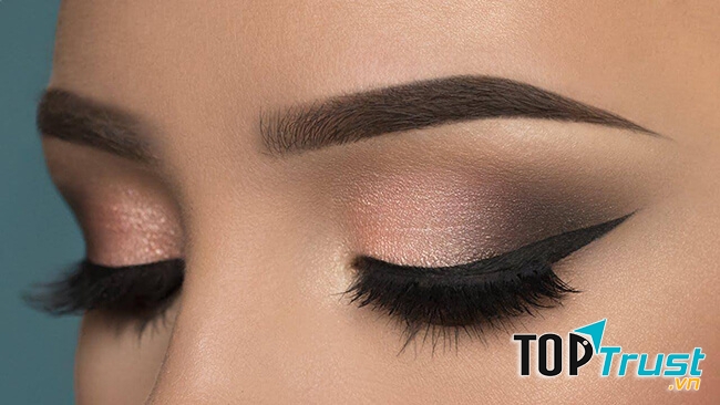 chú trọng trang điểm cho đôi mắt