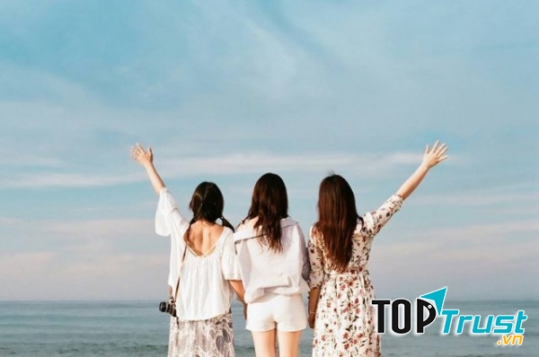 Có một cô bạn gái thân thiện với mọi người và luôn cởi mở với những người trong nhóm bạn của bạn là một dấu hiệu rất tích cực.