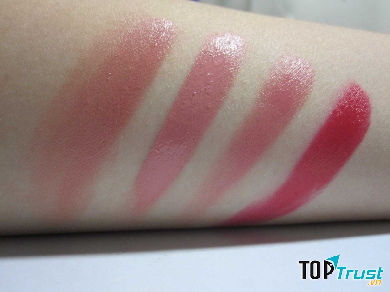 Sản phẩm lên da rõ màu, mềm mịn và cho hiệu ứng bóng khỏe.