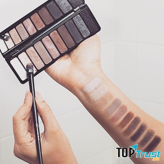 Phấn mắt ELF Everyday Smokey có giá khoảng 250.000 đồng