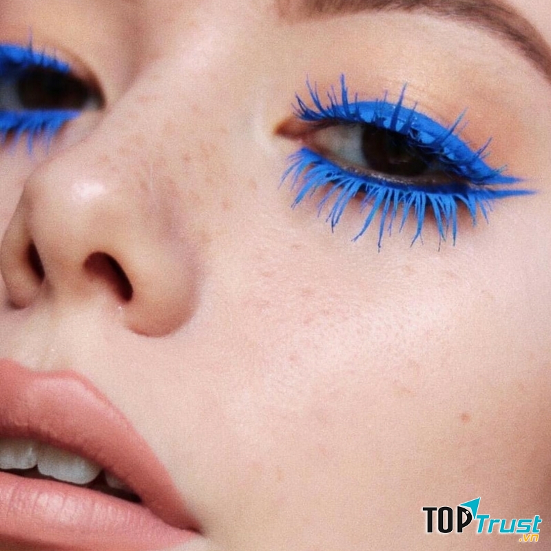 Màu ﻿masscara nên được trùng với phấn mắt tạo nét độc đáo và thú vị