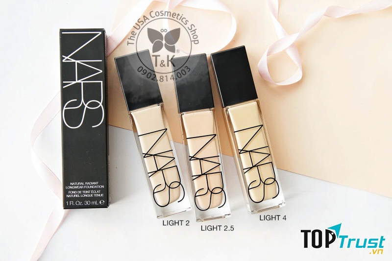 phấn nền Natural Radiant Longwear Foundation nhanh chóng chiếm được cảm tình tuyệt đối của phái đẹp, vì có độ che phủ hoàn hảo; kết cấu mỏng, nhẹ của tinh chất dưỡng da và khả năng dưỡng ẩm cho hiệu ứng làn da bóng mượt, trong suốt.