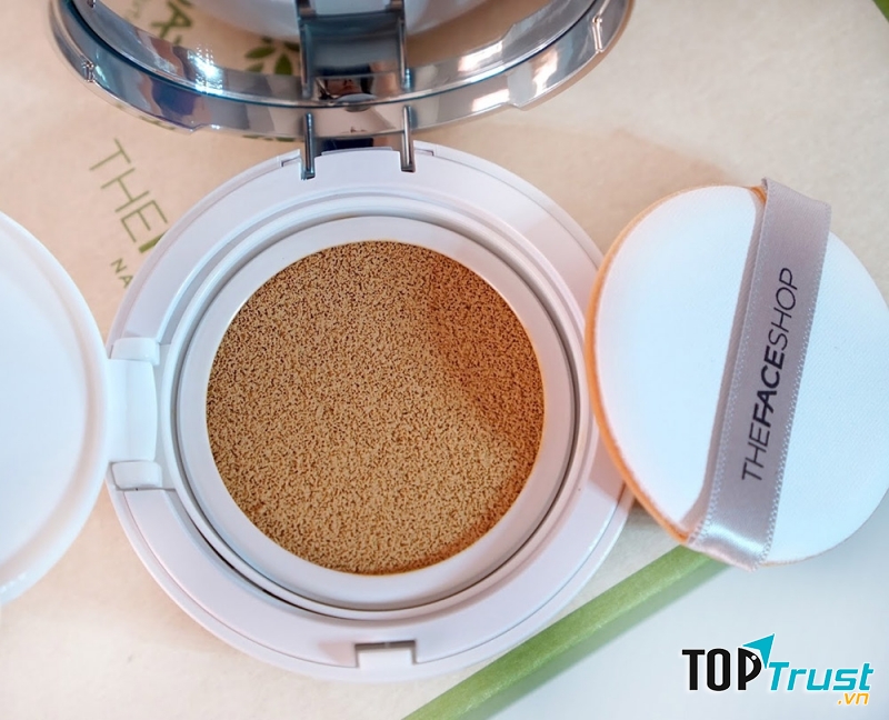 Phấn rất nhẹ và bám cực lâu.