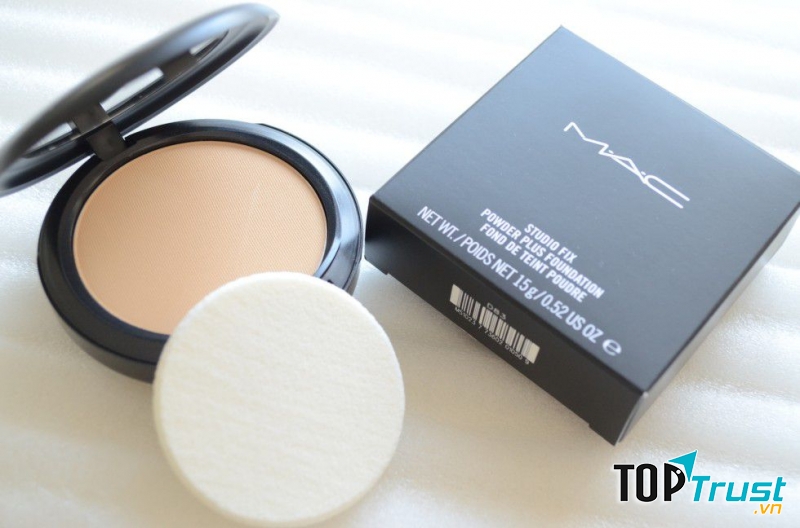 Sản phẩm phấn phủ của Mac có thiết kế đơn giản với gương soi, mút và lớp phấn bên dưới vô cùng tiện lợi