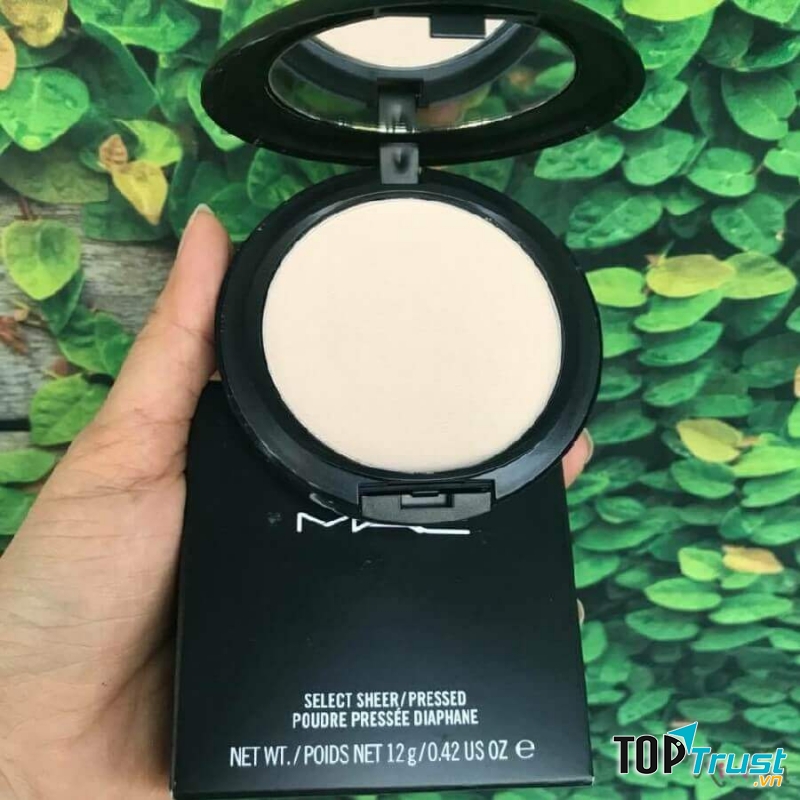 Chất liệu phấn mềm mịn, nhẹ thoáng chứa những hạt li ti, khiến lớp make up trở nên hoàn hảo vô cùng.
