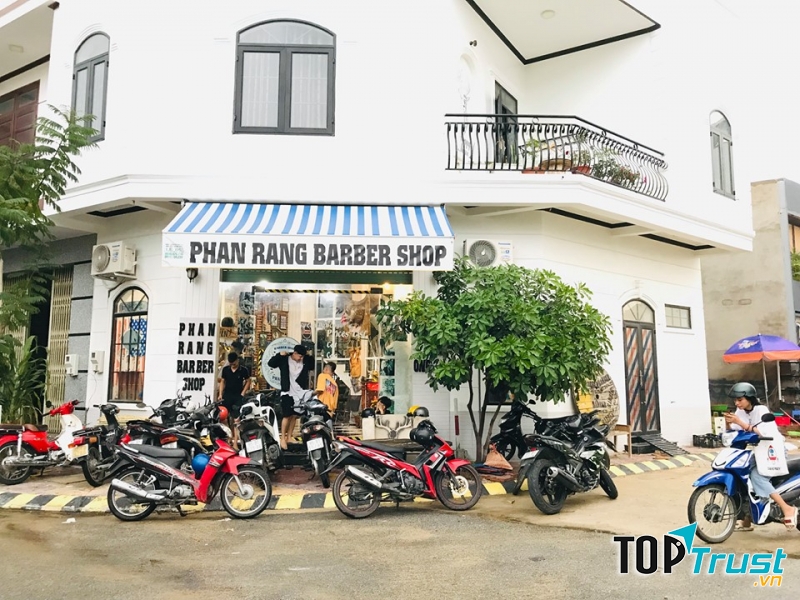 Đây là một nơi chill để trải nghiệm, trao đổi về xe classic, về xã hội đời sống, cũng như kết nối giữa bạn bè đồng nghiệp barber