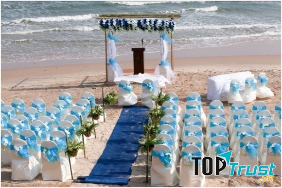 Một đám cưới lãng mạn giữa biển xanh, cát trắng và bầu trời trong vắt luôn là giấc mơ đẹp của tất cả các đôi uyên ương.