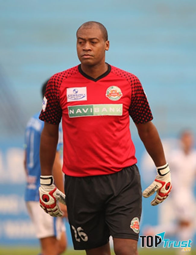 Santos từng là thủ môn xuất sắc nhất V-League.