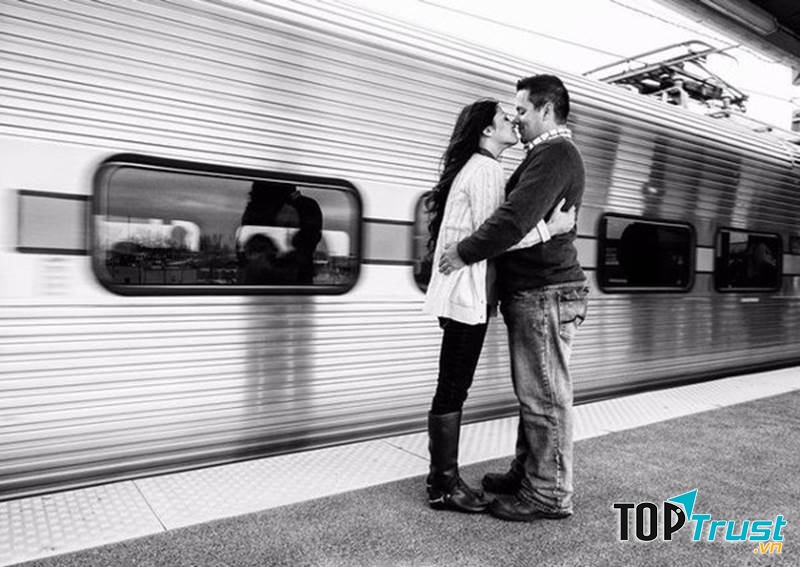 Một luật cũ ở Pháp từ năm 1910 đã cấm hôn nhau trên đường sắt