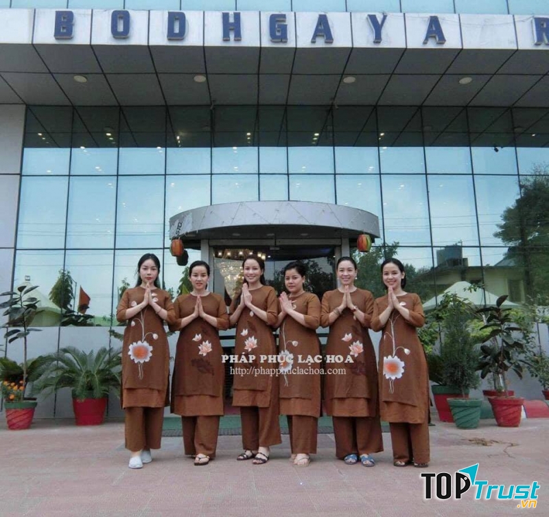 Pháp phục Lạc Hoa