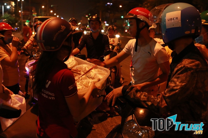 Những phần quà nhỏ mang thương hiệu công ty như một hình thức quảng bá cho người dùng.