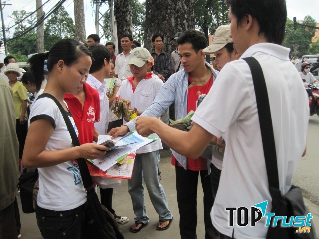 Phát tờ rơi