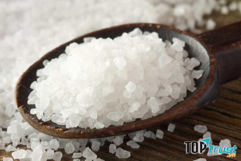 Trong phèn chua có chất khử mùi rất tốt, sẽ giúp mùi hôi chân bị đanh bay vĩnh viễn.