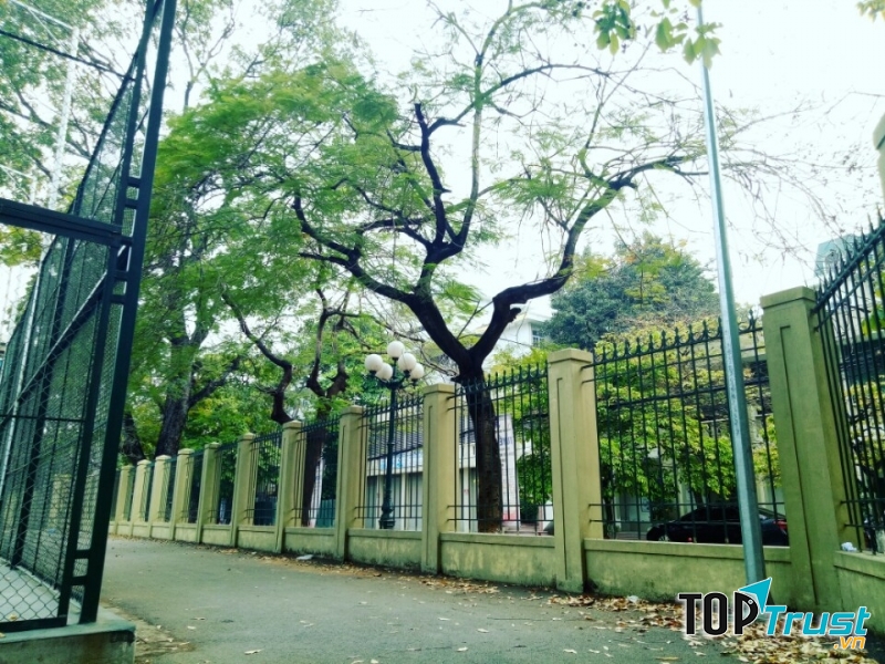 Phía đằng sau sân bóng là khung cảnh lãng mạn thế này đây (Ảnh Fb Trung Đội Trưởng)