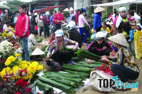 Ngay lối vào chợ là hàng bán lá dong.