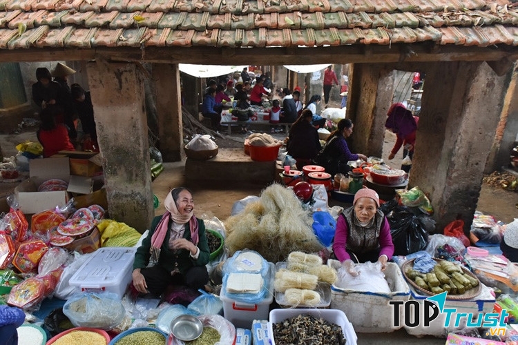 Kế đó là dãy bán măng khô, nấm hương, mộc nhĩ,…