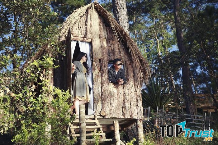 Phim trường Happy Hill tọa lạc tại ven hồ Tuyền Lâm là một địa điểm chụp ảnh lý tưởng