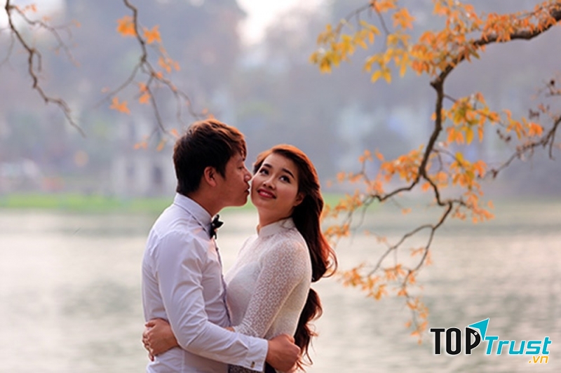 Hồ Gươm thơ mộng giữa lòng thủ đô, đủ lãng mạn cho những bức ảnh kỉ niệm đầy ngọt ngào