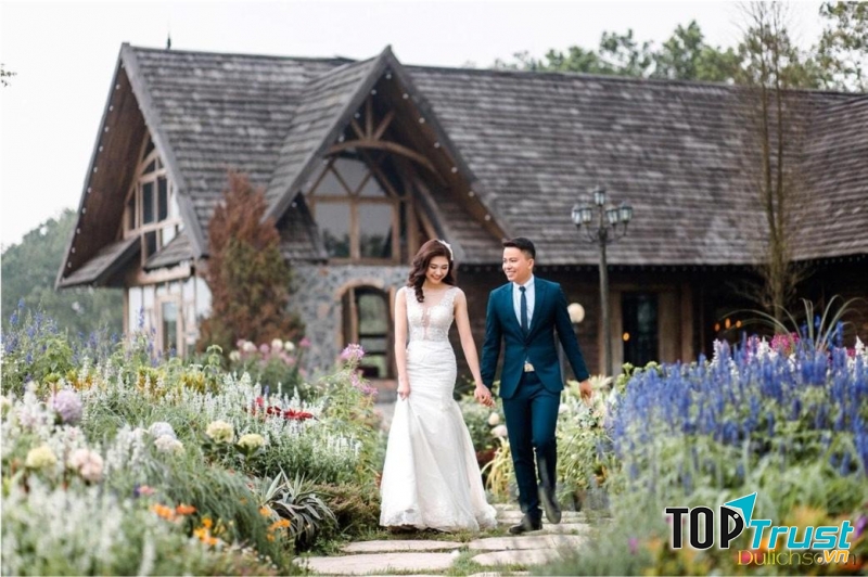 Thảo nguyên hoa rực rỡ, địa điểm lý tưởng cho 1 bộ ảnh cưới