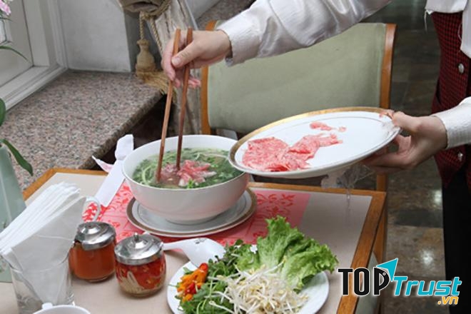 Nước dùng không hề sử dụng bột ngọt mà chỉ hầm bằng xương ống chân bò