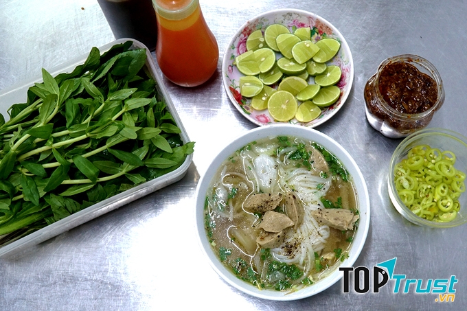 Phở 29 được nấu theo công thức gia truyền, nước ngọt xương chứ không kiểu ngọt do gia vị.