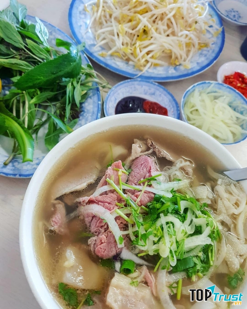 Với tuổi đời hơn 30 năm, quán phở gia truyền này luôn cố gắng nâng cao chất lượng từng ngày