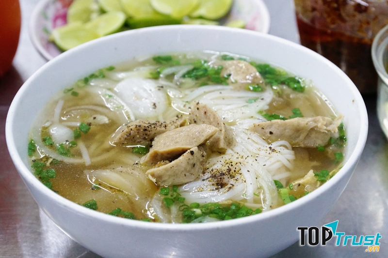 Nước lèo không quá đậm đà nhưng vị thanh dễ chịu