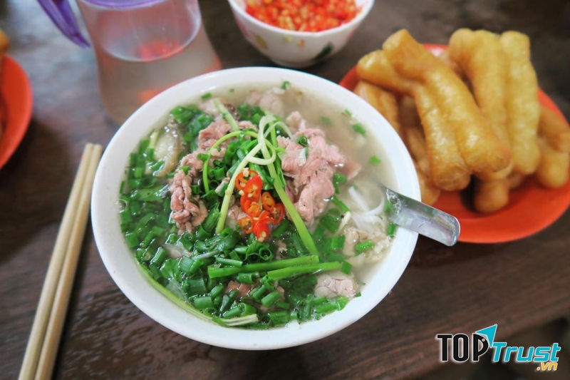 Phở Bát Đàn không dùng gia vị hay mì chính mà chỉ nấu đơn thuần bằng xương với nước mắm.