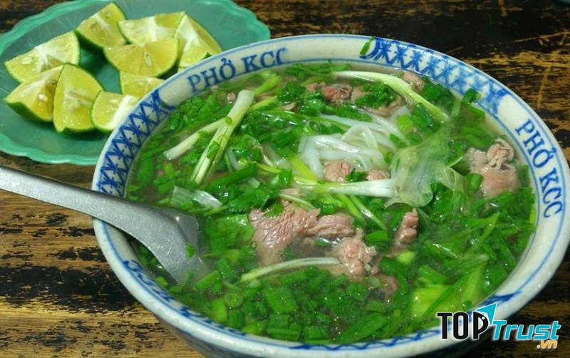 Quán Phở Bò KCC này chủ yếu phục vụ 2 món đó là cơm rang và phở