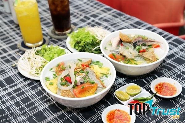 Tô bún lá cá dầm trên đường Yersin
